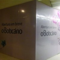 Informao de reforma em loja, com Aplicao de adesivo impresso nos tapumes  no Shopping Iguatemi -Campinas